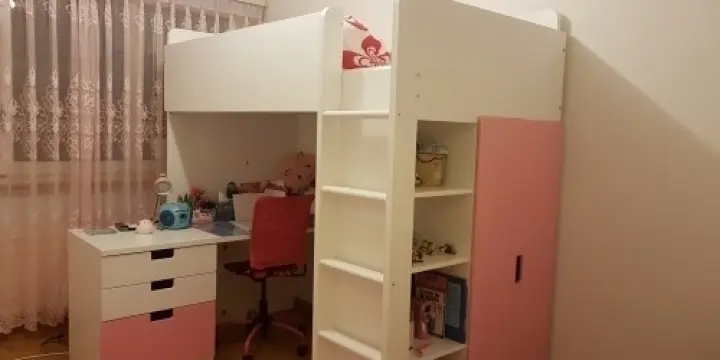 Lit surélevé, bureau et petite armoire