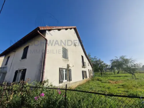 Maison individuelle de 7 pièces avec annexes à rafraîchir sur 15 ares à Montécheroux
