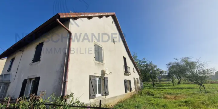 Maison individuelle de 7 pièces avec annexes à rafraîchir sur 15 ares