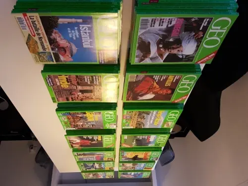 Tout un lit de magasines GEO  à Lausanne 26