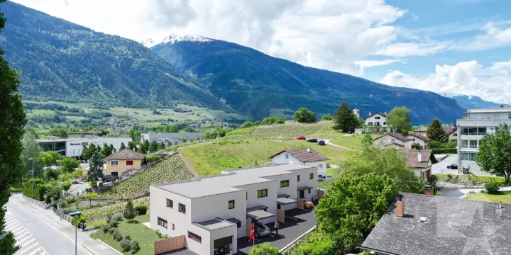 Maison mitoyenne moderne de 4.5 pièces dans un environnement calme