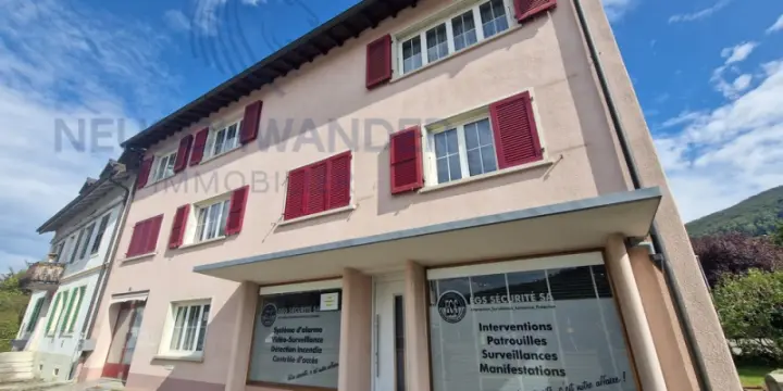 Local commercial de 101 m² avec vitrines