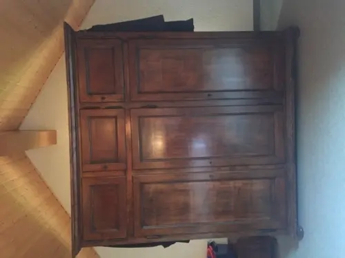 Magnifique armoire en bois à Treycovagnes