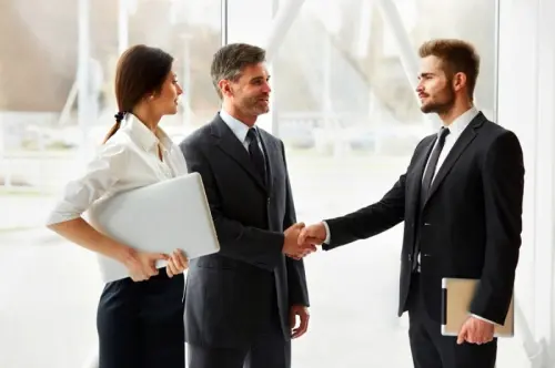 Le gestionnaire sur le travail avec les clients à Genève