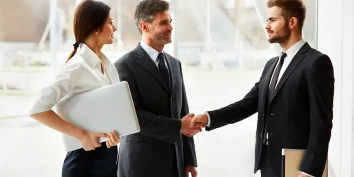 Le gestionnaire sur le travail avec les clients