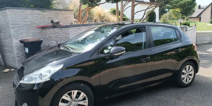 Peugeot 208 noire 7000CHF