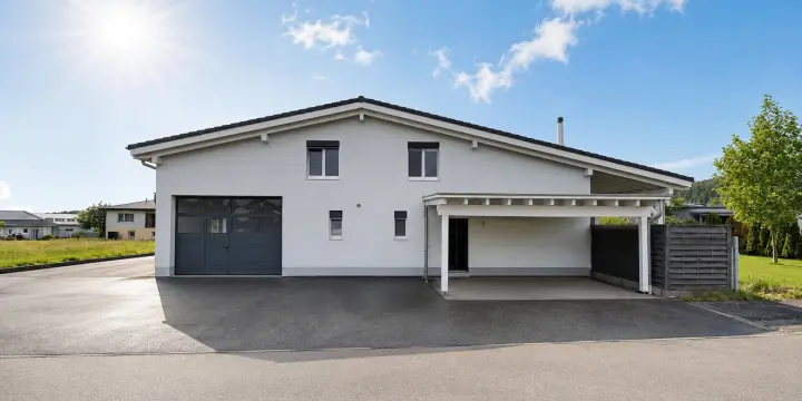 À vendre belle maison de 4 pièces avec grand garage/local à Cornol