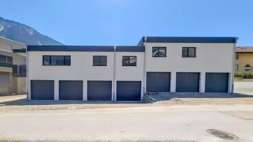 A LOUER  GRAND GARAGE-BOX avec 1 place  parc devant SALQUENEN - SIERRE à Salgesch