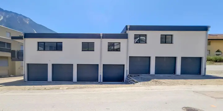 A LOUER  GRAND GARAGE-BOX avec 1 place  parc devant SALQUENEN - SIERRE