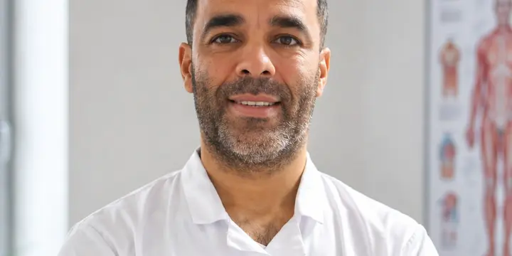 Aide-soignant homme expérimenté – Présence sécurisante à domicile