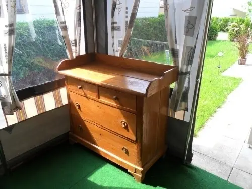 A vendre commode à tiroirs à Avenches
