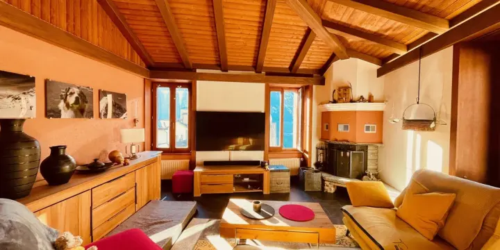 Wohnatmosphäre mit Charakter: Cheminée, hohe Decken und tolle Aussicht