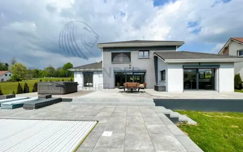 Villa élégante, aux abords du Doubs en France sur 12'000 m2 à St-Ursanne