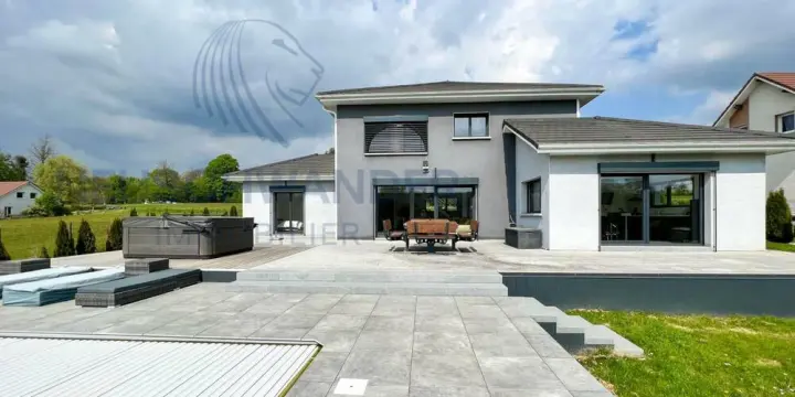 Villa élégante, aux abords du Doubs en France sur 12'000 m2