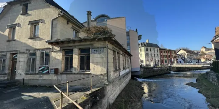Bâtiment à rénover au bord de l'Allaine
