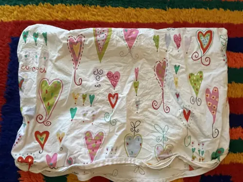 Taie d’oreiller bébé 50 x 35 cm  blanche avec coeurs multicolores  avec fermeture éclair Micasa à Nyon