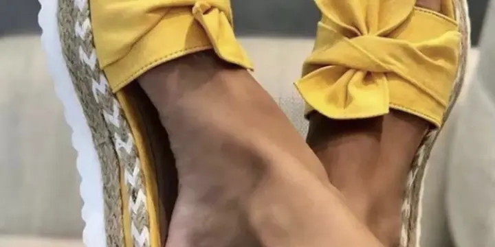 Toi à mes pieds