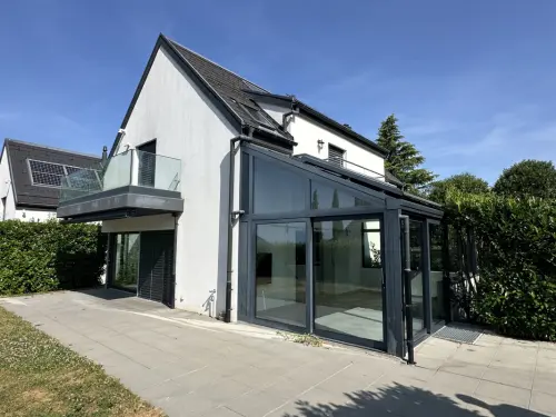 Belle villa récente, moderne et très fonctionnelle. à Jouxtens-Mézery