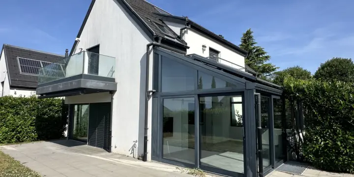 Belle villa récente, moderne et très fonctionnelle.