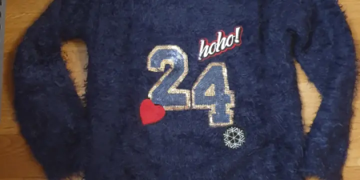 Pull Bleu Marine a broderie T140 8ans 8.-