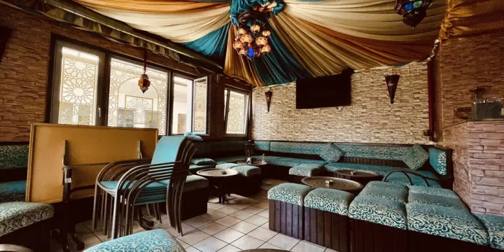 Einziges Café-Restaurant der Stadt mit einem konformen Raucherbereich!