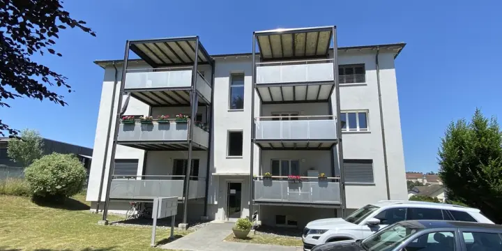 Appartement de 3,5 pièces avec balcon et une très belle vue.