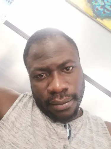 Une femme sérieuse en Suisse à Boudry