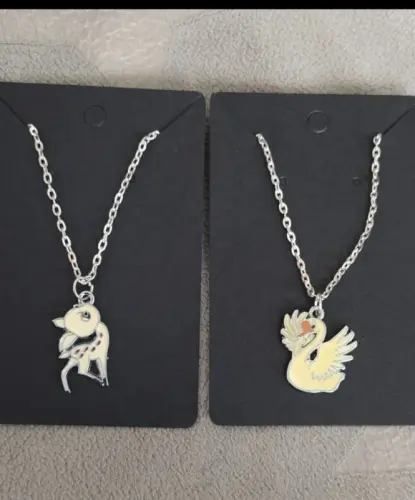 Lot de 2 colliers enfants neufs à Moutier