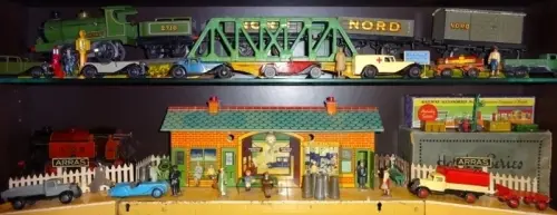 Je cherche des vieux jouets anciens, Dinky Toys et autres à Bernex