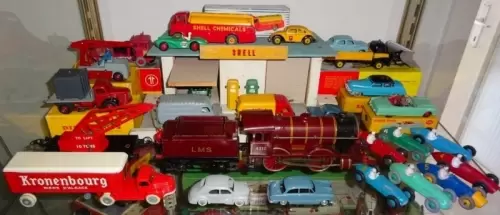 Je cherche des vieux jouets anciens, Dinky Toys et autres
