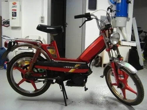 A vendre: vélomoteur rouge - peugeot 103 à collonges-sous-salève