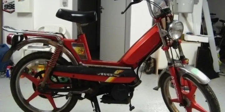A vendre: vélomoteur rouge - peugeot 103