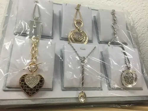 Plusieurs sortes de Colliers fantaisies