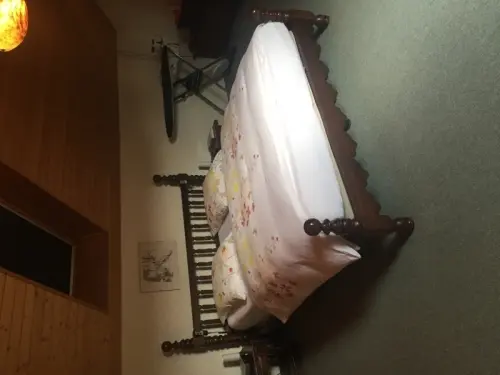 Cadre de lit et ses deux tables de nuit à Treycovagnes