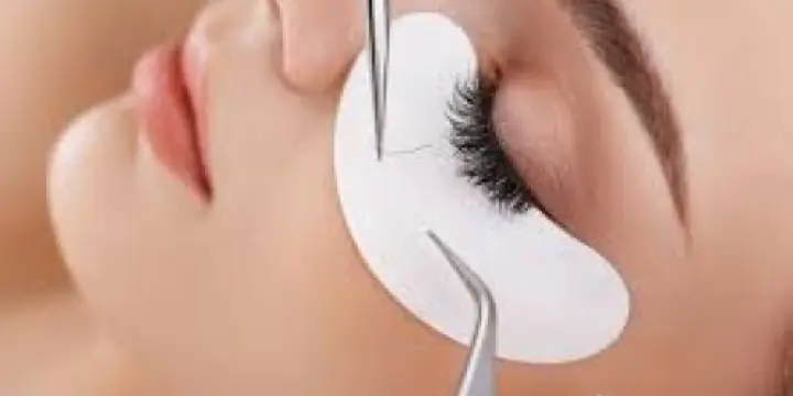 Pose de faux cils individuels