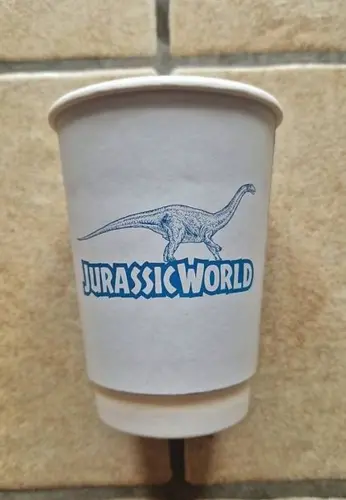 JURASSIC WORLD.  Gobelet utilisé sur le tournage du film. à Sembrancher