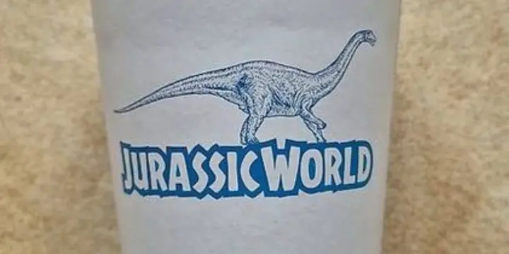 JURASSIC WORLD.  Gobelet utilisé sur le tournage du film.