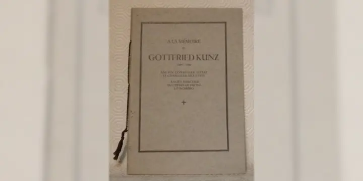 A la mémoire de GOTTFRIED KUNZ 1859-1939 ancien conseiller d'Etat et conseiller aux Etats. Ancien…