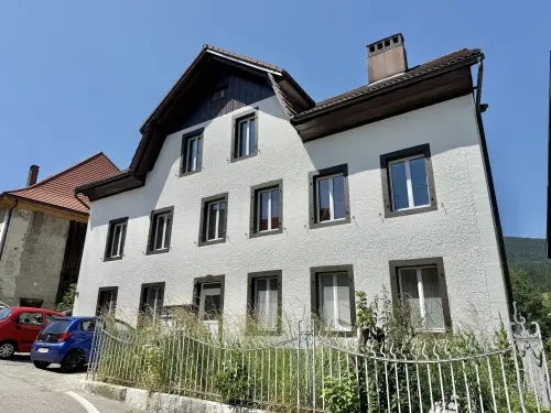 Chambre/garde-meubles sous les combles à Malleray à louer à Malleray