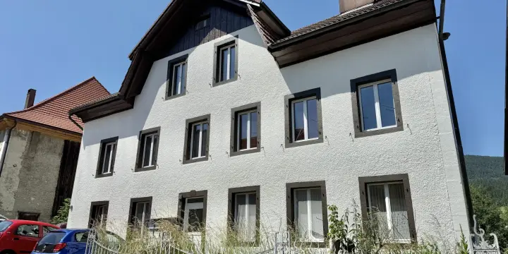 Chambre/garde-meubles sous les combles à Malleray à louer