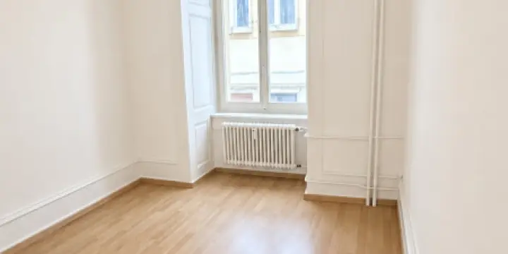 3 pièces rénové avec cachet - moulures, parquet - La Chaux-de-Fonds