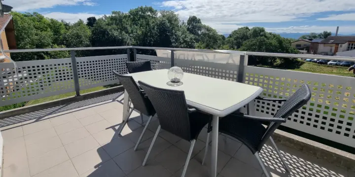Appartement duplex lumineux avec balcon dans un cadre résidentiel privilégié