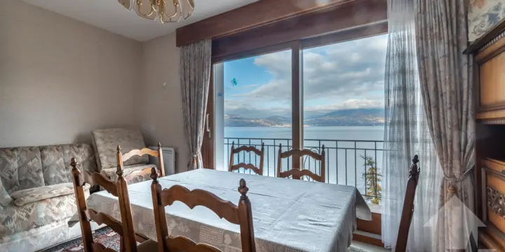 Petite villa contiguë sur 4 niveaux avec vue sur le lac