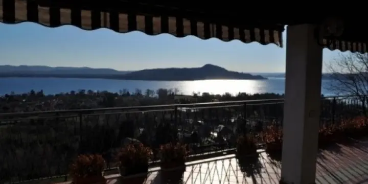 Lesa, Lac Majeur, une villa avec jardin