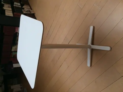 une table haute blanche à Geneve