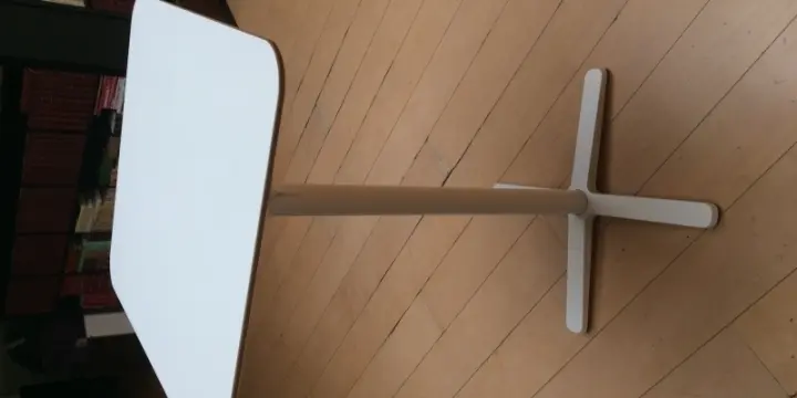 une table haute blanche