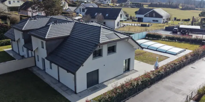 Villa contemporaine avec vue sur le lac, piscine et prestations d'exception