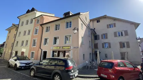 Immeuble disposant de 6 appartements et d'une surface commerciale.