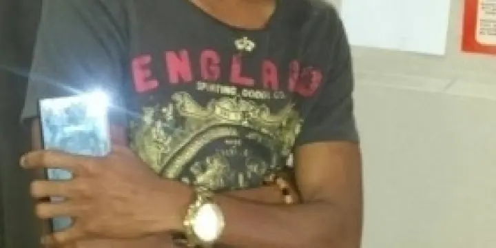 jeune homme black actif tres bien monté