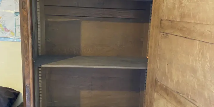 Armoire ancienne avec vitre